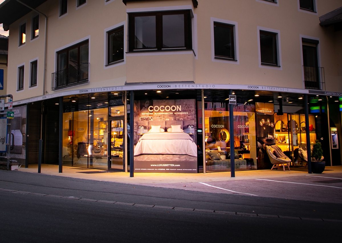 COCOON Luxusbetten Kitzbühel – Ladenfront am Abend