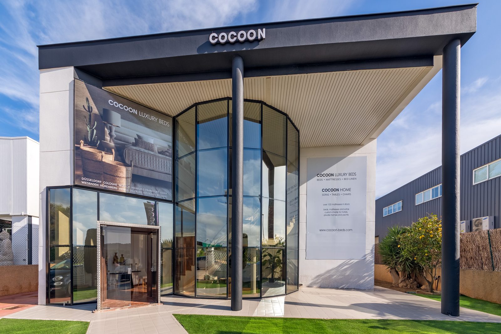 COCOON Showroom Mallorca – Außenansicht mit Glasfassade