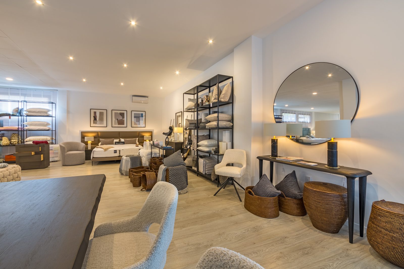 COCOON Mallorca – Eingangsbereich mit Wohnaccessoires und Heimtextilien