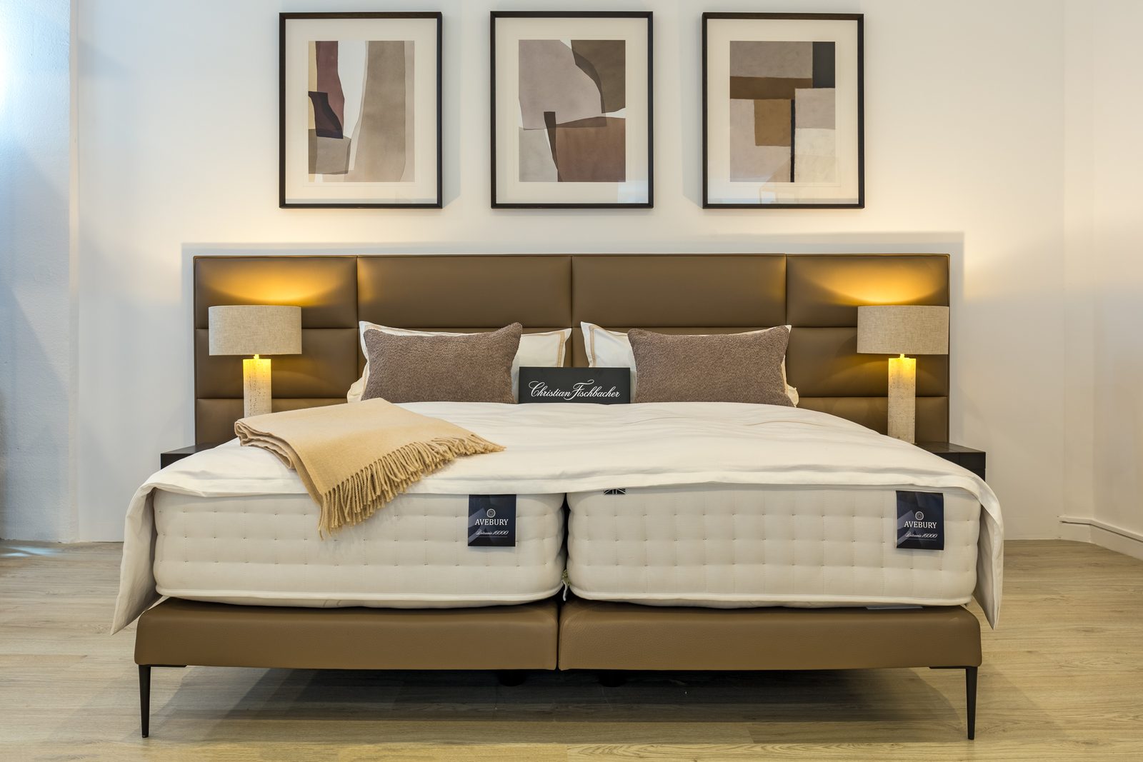 COCOON Mallorca – Boxspringbett mit gepolstertem Kopfteil in Braun