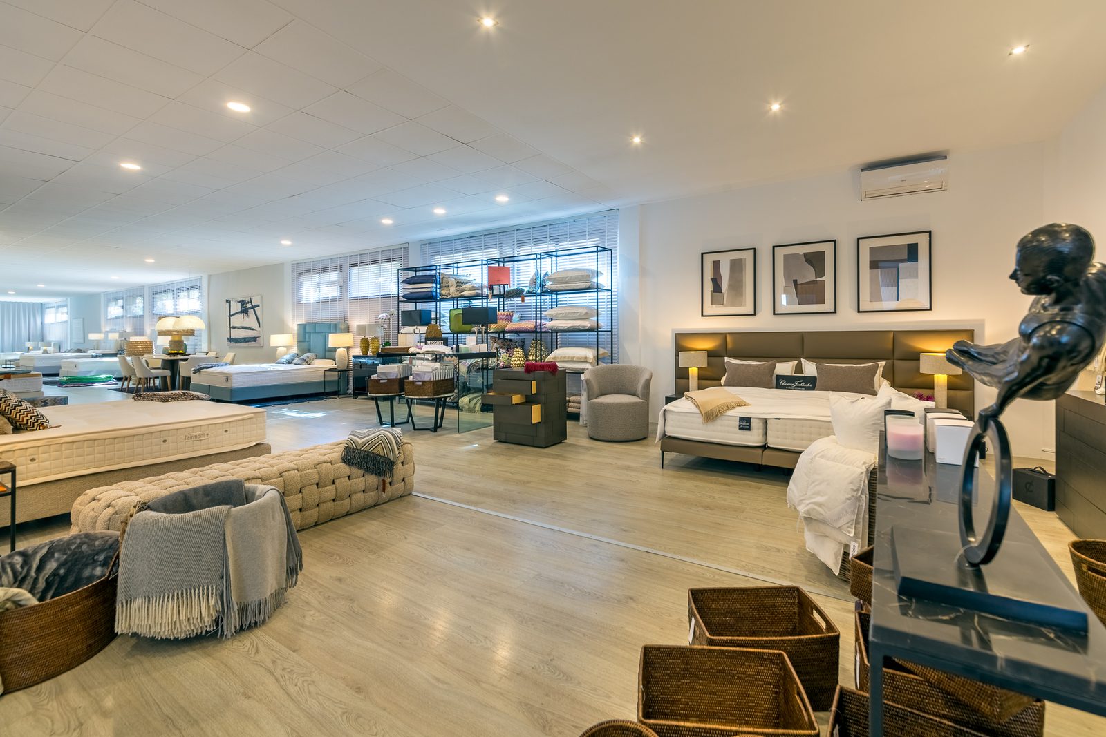 COCOON Mallorca – Verkaufsfläche mit Boxspringbetten und Sitzmöbeln